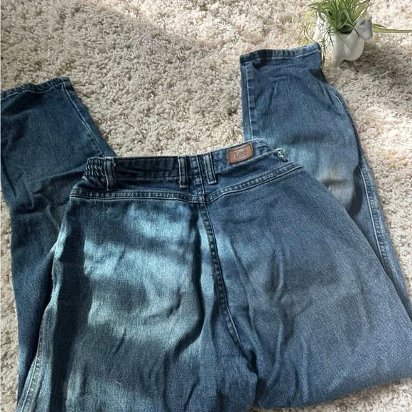 Lee Mom jean’s straight leg denim boyfriend jeans with stretchy waistband